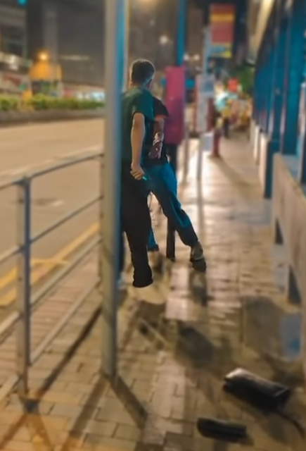 休班PTU警長彌敦道街頭遭搶銀包,與一名南亞裔持刀男子糾纏時被襲擊致手腳浴血,事後臥地打電話求助(影片截圖)