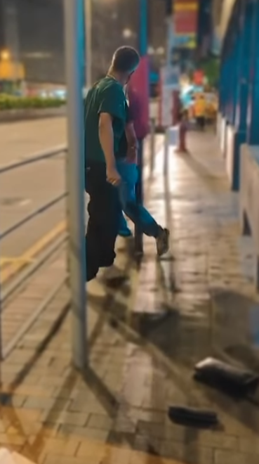 休班PTU警長彌敦道街頭遭搶銀包,與一名南亞裔持刀男子糾纏時被襲擊致手腳浴血,事後臥地打電話求助(影片截圖)