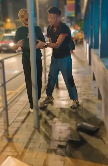 休班PTU警長彌敦道街頭遭搶銀包,與一名南亞裔持刀男子糾纏時被襲擊致手腳浴血,事後臥地打電話求助(影片截圖)