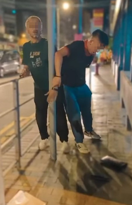 休班PTU警長彌敦道街頭遭搶銀包,與一名南亞裔持刀男子糾纏時被襲擊致手腳浴血,事後臥地打電話求助(影片截圖)