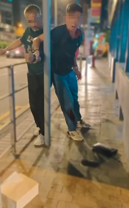休班PTU警長彌敦道街頭遭搶銀包,與一名南亞裔持刀男子糾纏時被襲擊致手腳浴血,事後臥地打電話求助(影片截圖)