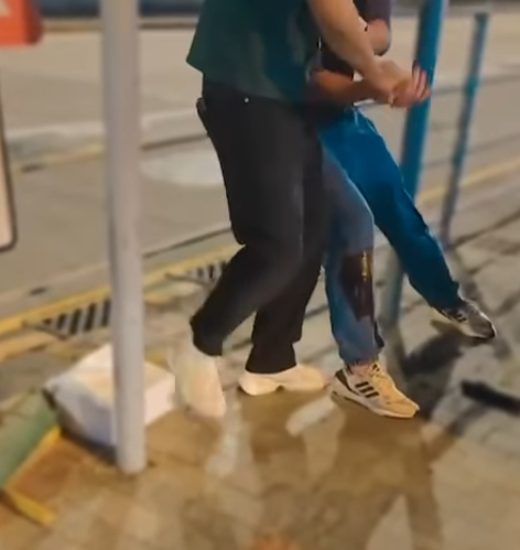 休班PTU警長彌敦道街頭遭搶銀包,與一名南亞裔持刀男子糾纏時被襲擊致手腳浴血,事後臥地打電話求助(影片截圖)