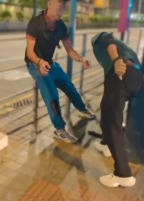 休班PTU警長彌敦道街頭遭搶銀包,與一名南亞裔持刀男子糾纏時被襲擊致手腳浴血,事後臥地打電話求助(影片截圖)