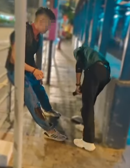 休班PTU警長彌敦道街頭遭搶銀包,與一名南亞裔持刀男子糾纏時被襲擊致手腳浴血,事後臥地打電話求助(影片截圖)