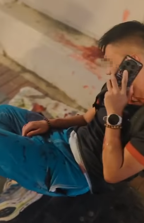 休班PTU警長彌敦道街頭遭搶銀包,與一名南亞裔持刀男子糾纏時被襲擊致手腳浴血,事後臥地打電話求助(影片截圖)