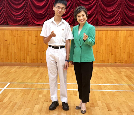 「遲來的狀元」為新界鄉議局元朗區中學中六畢業生黃靖康,目前就讀中大「環球醫學領袖培訓專修組別」。(新界鄉議局元朗區中學圖片)