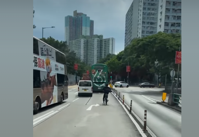 男子駕駛單車在馬路上左穿右插。(FB「車Cam L」)