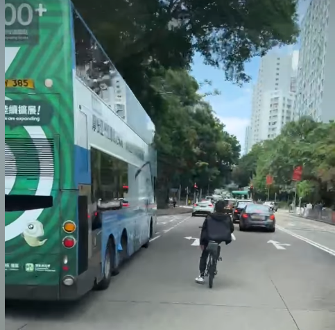 男子駕駛單車在馬路上左穿右插。(FB「車Cam L」)