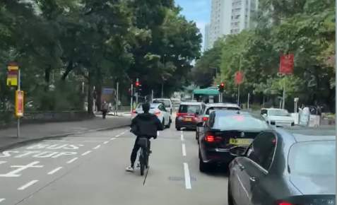 男子駕駛單車在馬路上左穿右插。(FB「車Cam L」)