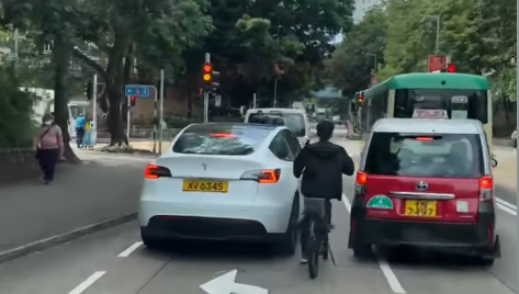 男子駕駛單車在馬路上左穿右插。(FB「車Cam L」)