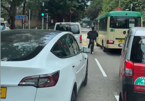 男子駕駛單車在馬路上左穿右插。(FB「車Cam L」)