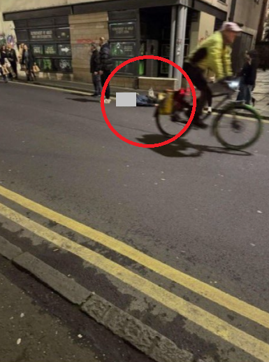 死者的身軀在不遠處路旁。(互聯網)