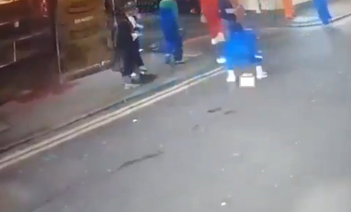 後面的人仍不知人頭是真,還繼續開玩笑。(互聯網)