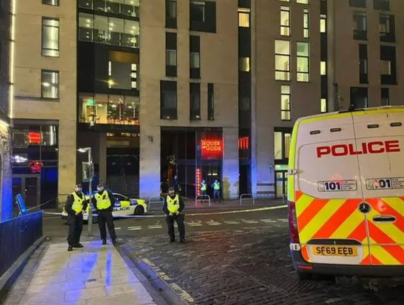 警方封鎖附近馬路。(互聯網)