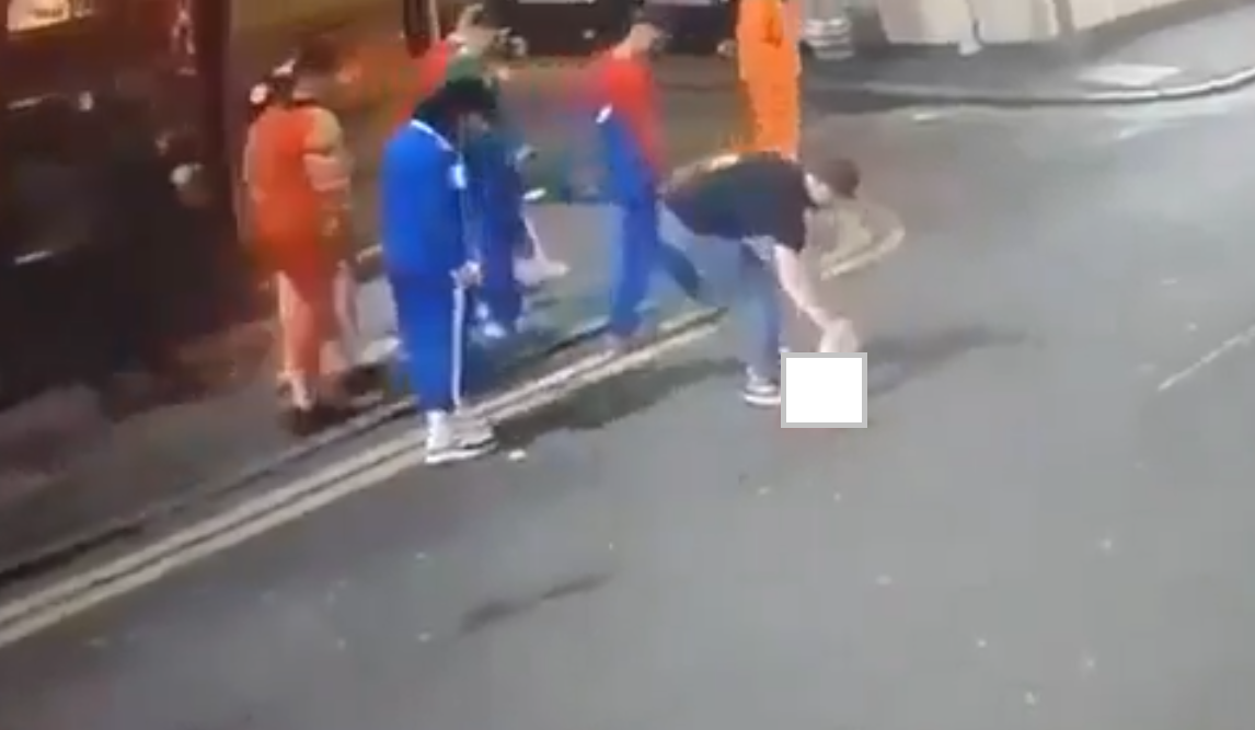 好奇將人頭拾起。(互聯網)