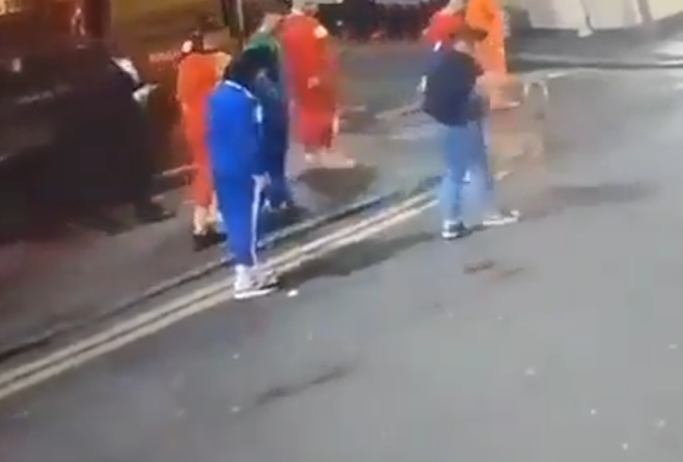 嚇得鬆開手。(互聯網)