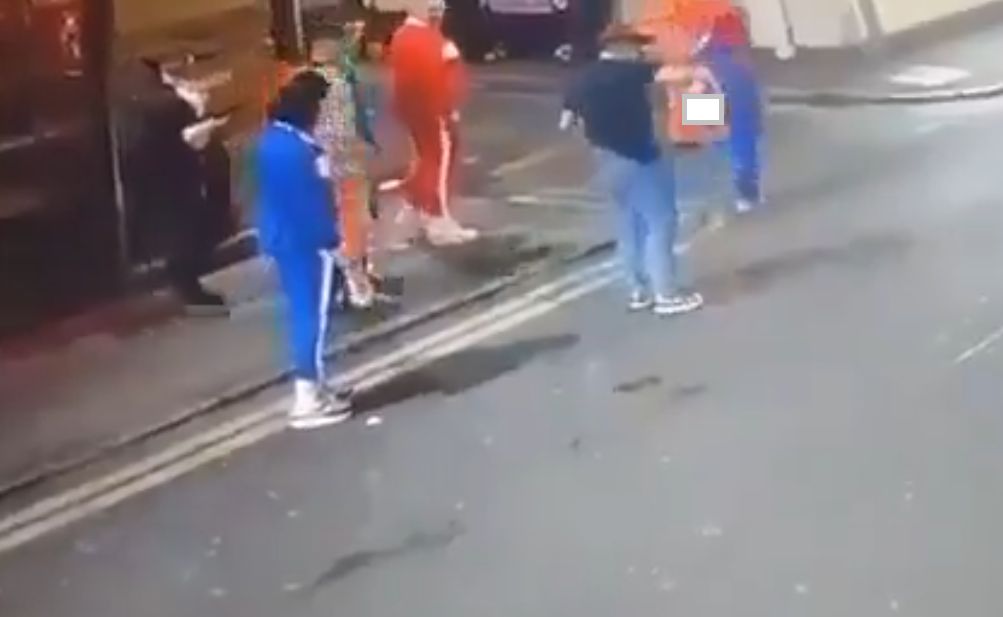 起初以為是迫真的萬聖節道具,但很快發覺不對路。(互聯網)