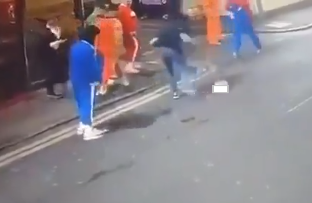 人頭跌回地上,檢拾者驚慌閃避。(互聯網)