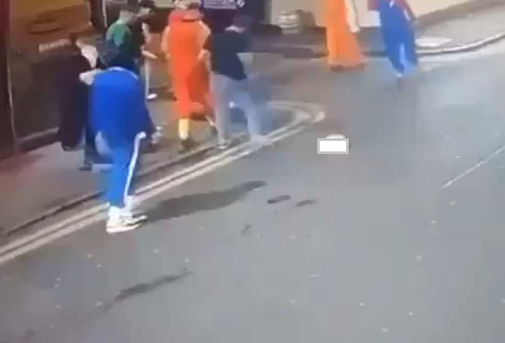 有民眾看到人頭在行人路旁。(互聯網)