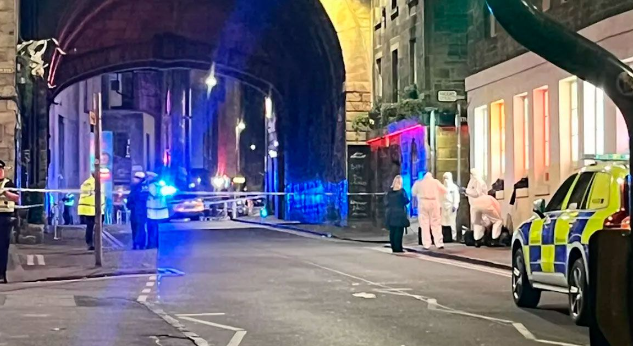 警方封鎖附近馬路。(互聯網)