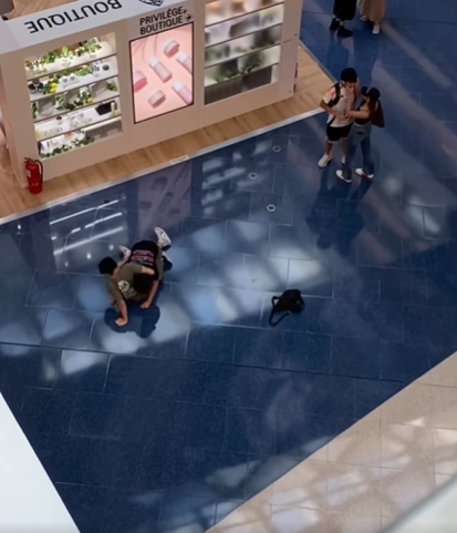 網上熱話|兩男商場MMA 情侶相擁旁觀 網民:一個鏡頭兩種纏綿 (網上影片截圖)