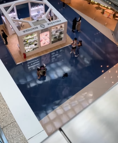 網上熱話|兩男商場MMA 情侶相擁旁觀 網民:一個鏡頭兩種纏綿 (網上影片截圖)