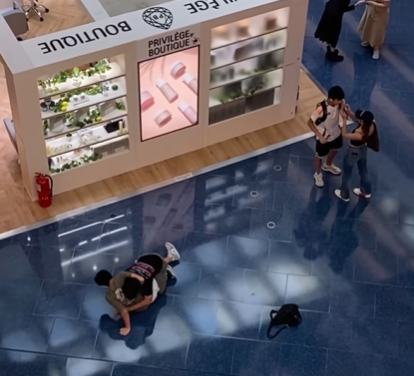 網上熱話|兩男商場MMA 情侶相擁旁觀 網民:一個鏡頭兩種纏綿 (網上影片截圖)