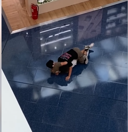 網上熱話|兩男商場MMA 情侶相擁旁觀 網民:一個鏡頭兩種纏綿 (網上影片截圖)