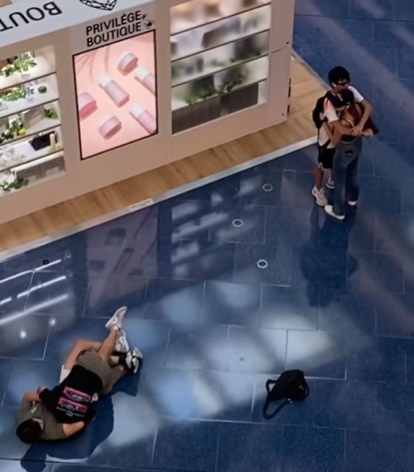 網上熱話|兩男商場MMA 情侶相擁旁觀 網民:一個鏡頭兩種纏綿 (網上影片截圖)