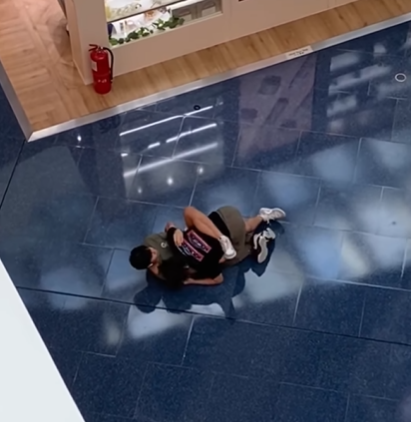 網上熱話|兩男商場MMA 情侶相擁旁觀 網民:一個鏡頭兩種纏綿 (網上影片截圖)