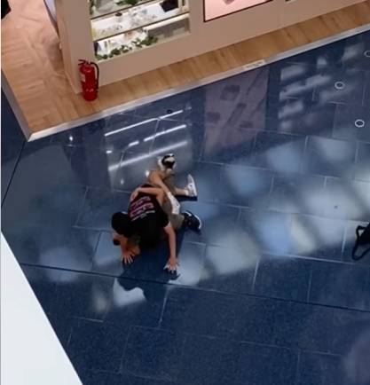 網上熱話|兩男商場MMA 情侶相擁旁觀 網民:一個鏡頭兩種纏綿 (網上影片截圖)