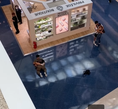 網上熱話|兩男商場MMA 情侶相擁旁觀 網民:一個鏡頭兩種纏綿 (網上影片截圖)