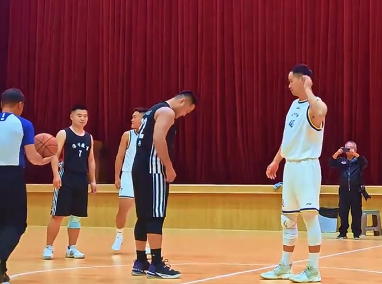 《少林足球》士巴拿經典橋段在內地一場籃球賽成真。 (影片截圖)