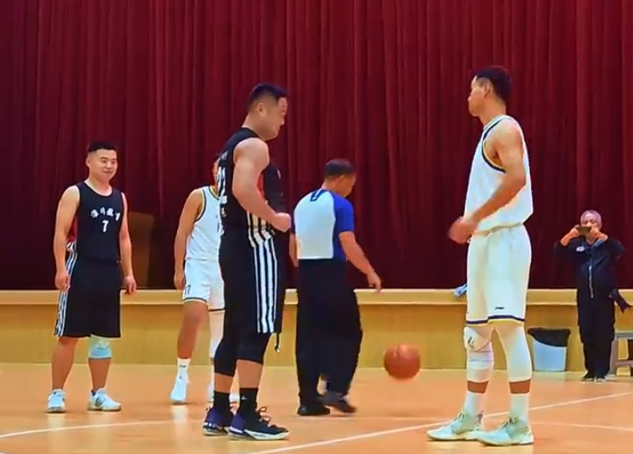 《少林足球》士巴拿經典橋段在內地一場籃球賽成真。 (影片截圖)