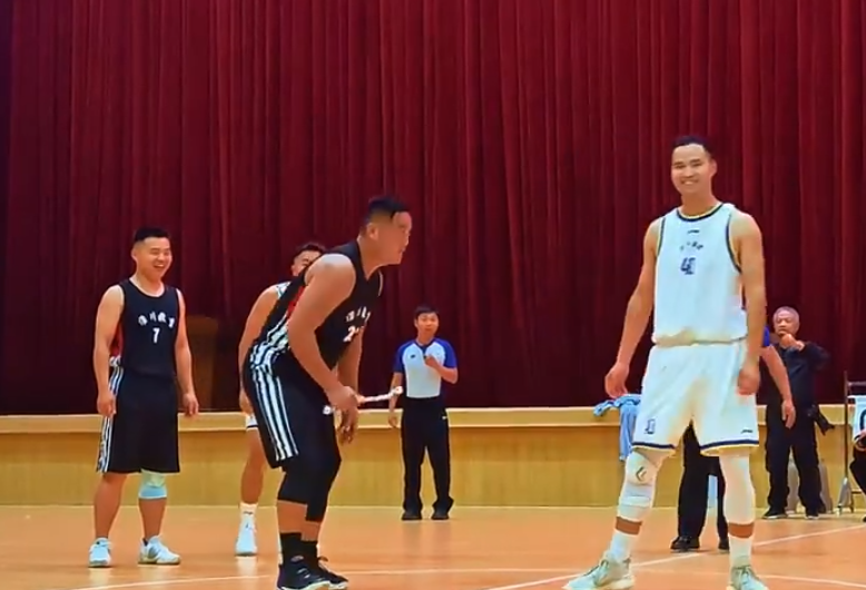 《少林足球》士巴拿經典橋段在內地一場籃球賽成真。 (影片截圖)