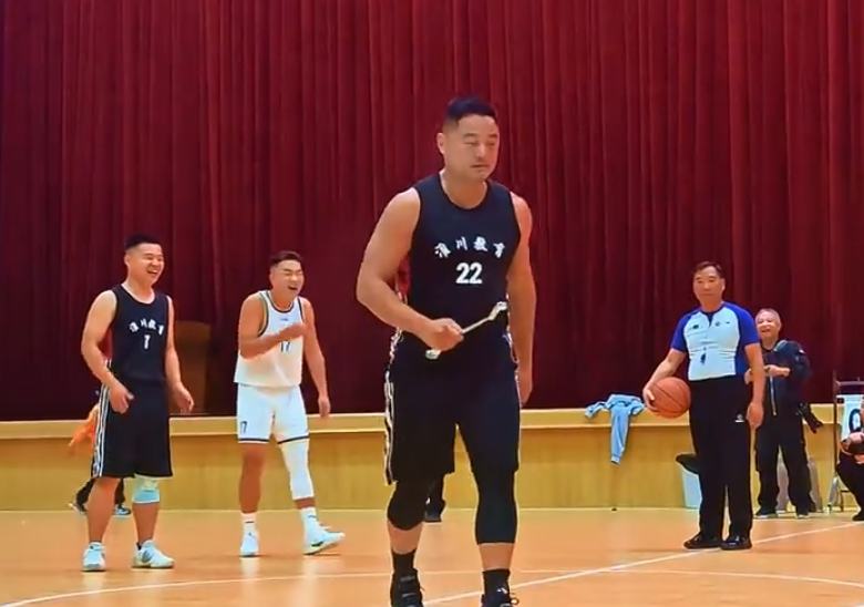 《少林足球》士巴拿經典橋段在內地一場籃球賽成真。 (影片截圖)