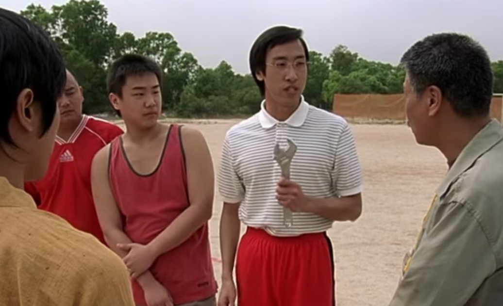 「身為一個汽車維修員, 隨身攜帶一個士巴拿係好合理嘅。」在2001年周星馳電影《少林足球》,「汽車維修員」馮勉恆的這句對白傳頌至今 (影片截圖)