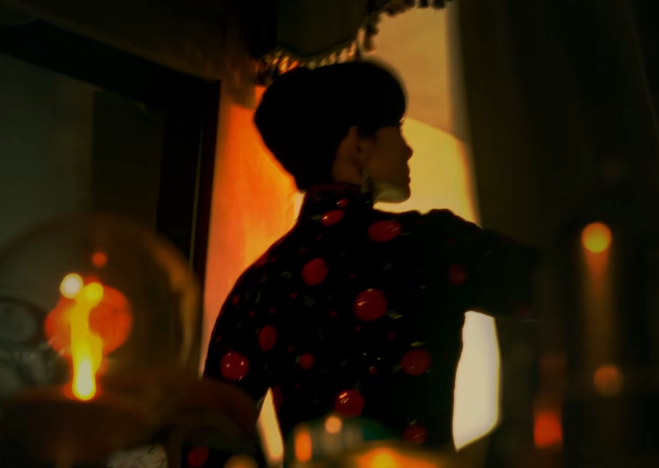 廉政公署將於11月15日在北角渣華道303號總部地下開設咖啡廳,並以廉署成立年份「一九七四」命名。宣傳片邀請藝人鄺美雲擔任女主角,參考電影《花樣年華》的拍攝風格。