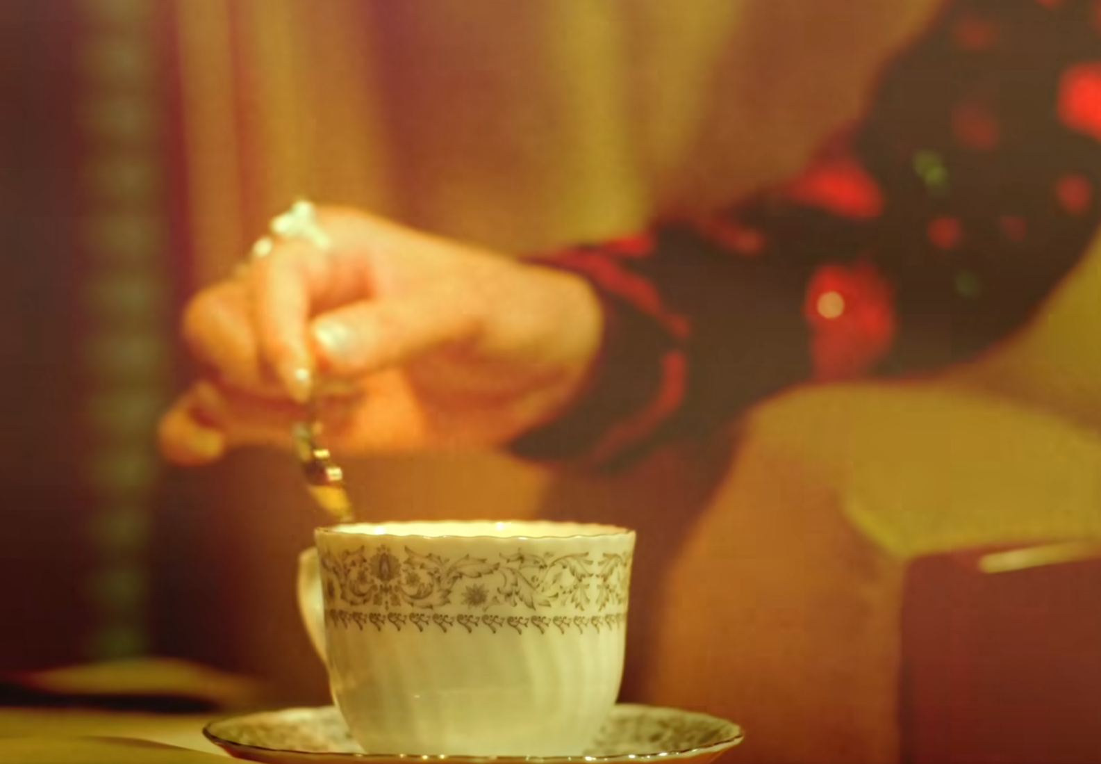 廉政公署將於11月15日在北角渣華道303號總部地下開設咖啡廳,並以廉署成立年份「一九七四」命名。宣傳片邀請藝人鄺美雲擔任女主角,參考電影《花樣年華》的拍攝風格。