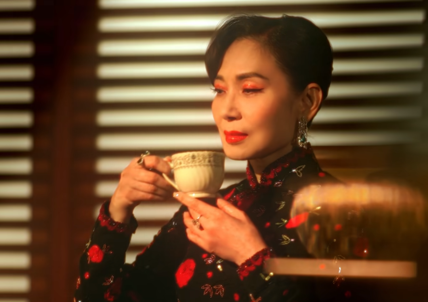 廉政公署將於11月15日在北角渣華道303號總部地下開設咖啡廳,並以廉署成立年份「一九七四」命名。宣傳片邀請藝人鄺美雲擔任女主角,參考電影《花樣年華》的拍攝風格。