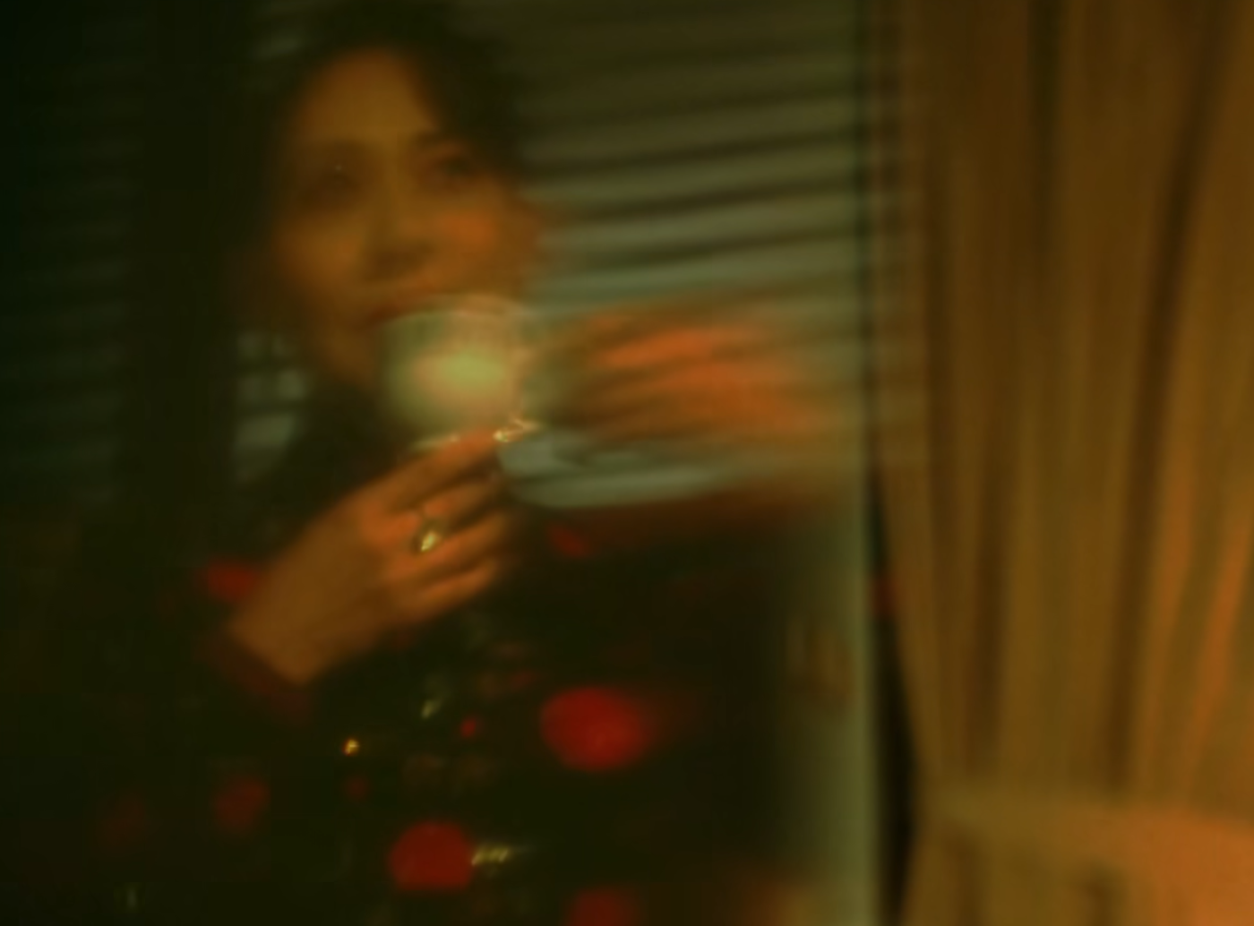 廉政公署將於11月15日在北角渣華道303號總部地下開設咖啡廳,並以廉署成立年份「一九七四」命名。宣傳片邀請藝人鄺美雲擔任女主角,參考電影《花樣年華》的拍攝風格。