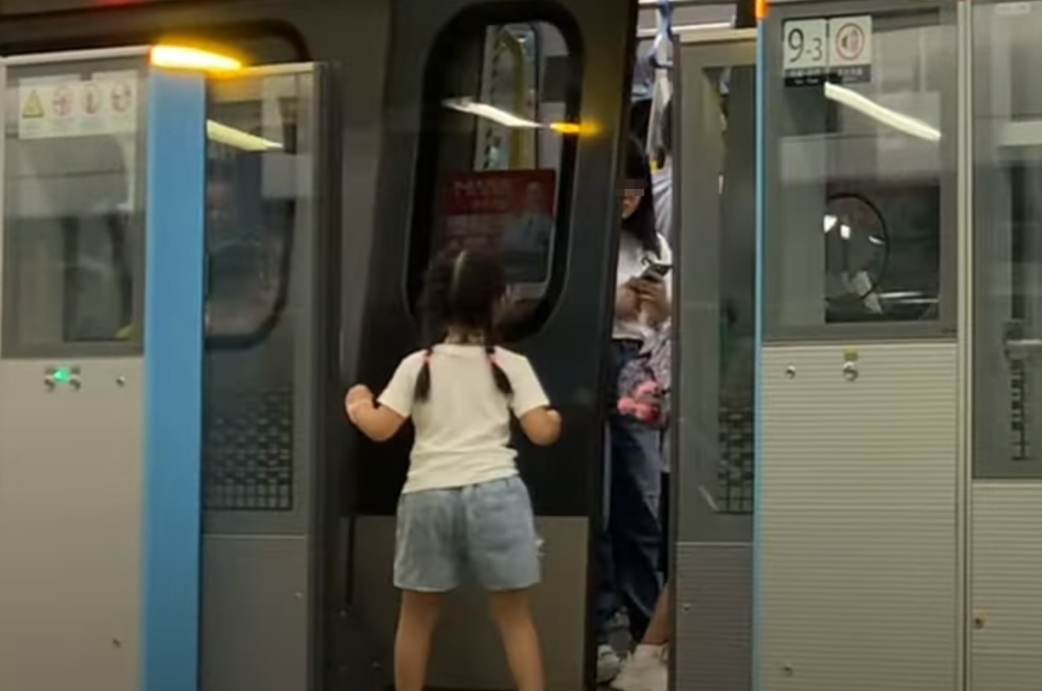 惟女兒未趕及,幕門隨即關上,獨留她在月台上,女童一度驚到「紮紮跳」(影片截圖)
