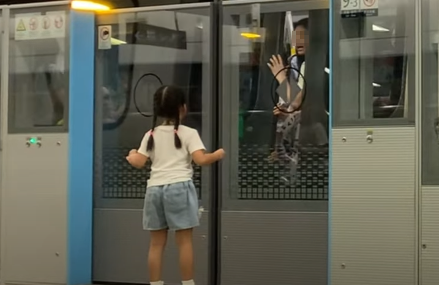 惟女兒未趕及,幕門隨即關上,獨留她在月台上,女童一度驚到「紮紮跳」(影片截圖)