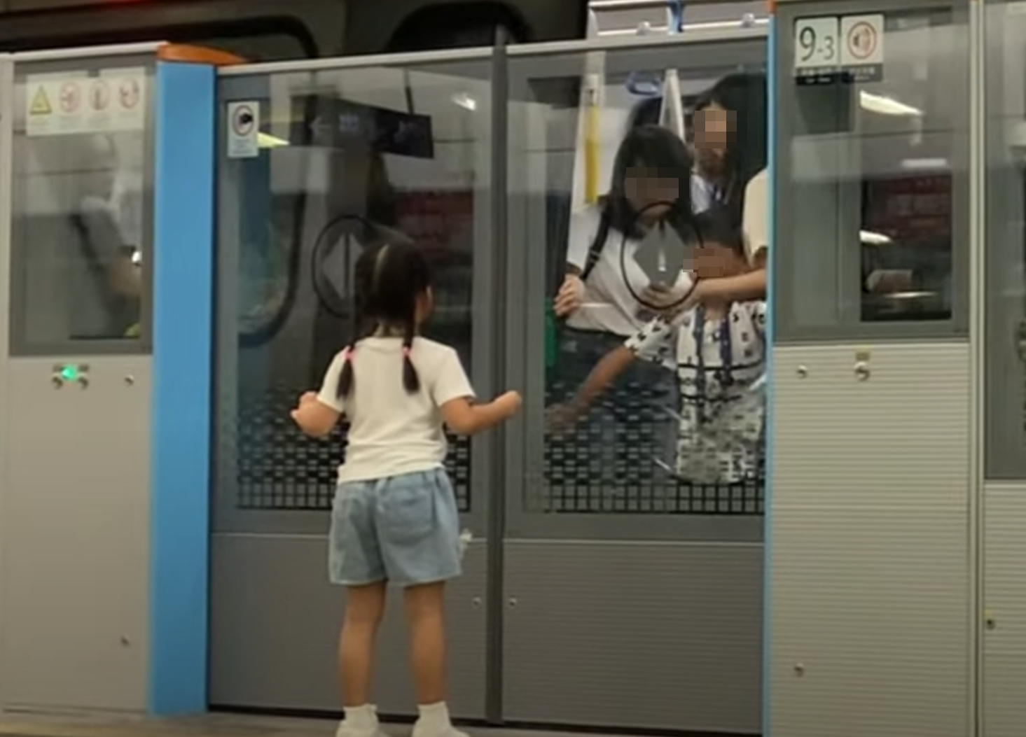 母親與兒子一度以肉身圖阻擋車門,幸月台職員協助,最終女童亦進入車廂。(影片截圖)