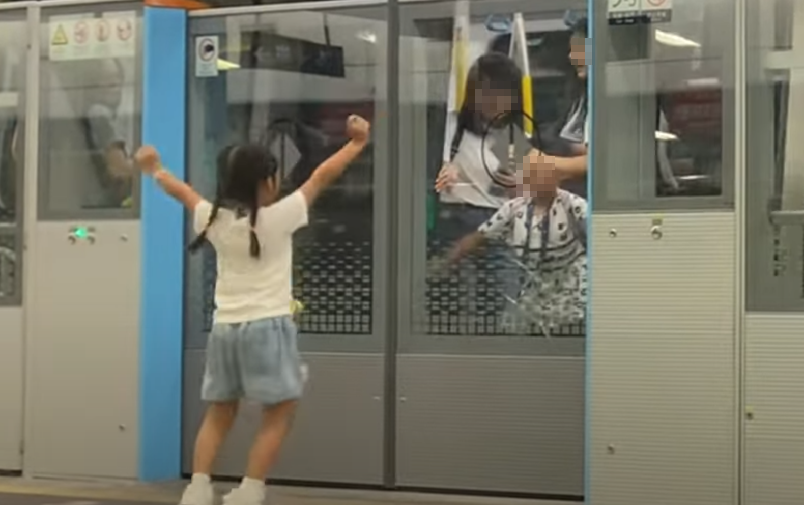 母親與兒子一度以肉身圖阻擋車門,幸月台職員協助,最終女童亦進入車廂。(影片截圖)