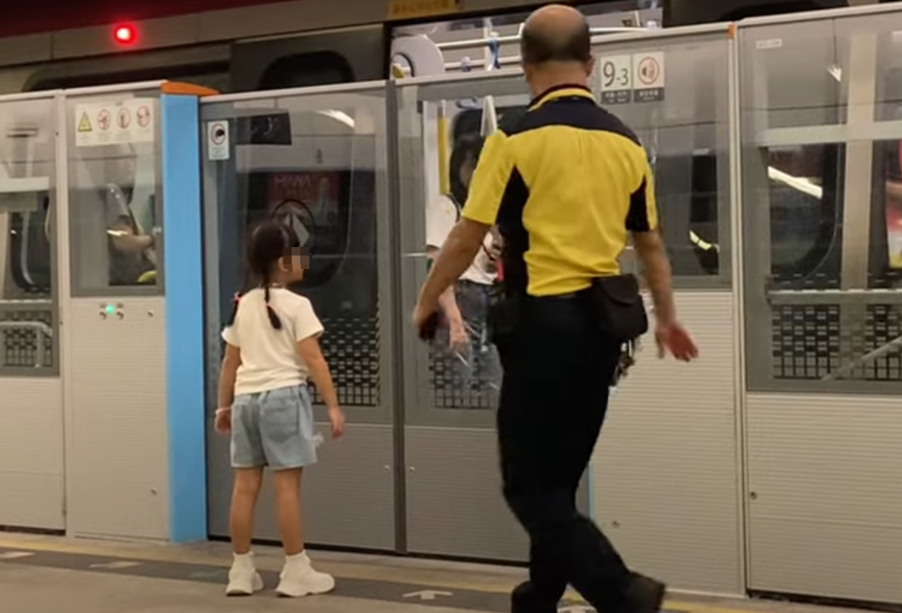 母親與兒子一度以肉身圖阻擋車門,幸月台職員協助,最終女童亦進入車廂。(影片截圖)