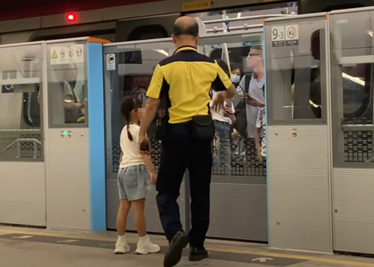 母親與兒子一度以肉身圖阻擋車門,幸月台職員協助,最終女童亦進入車廂。(影片截圖)