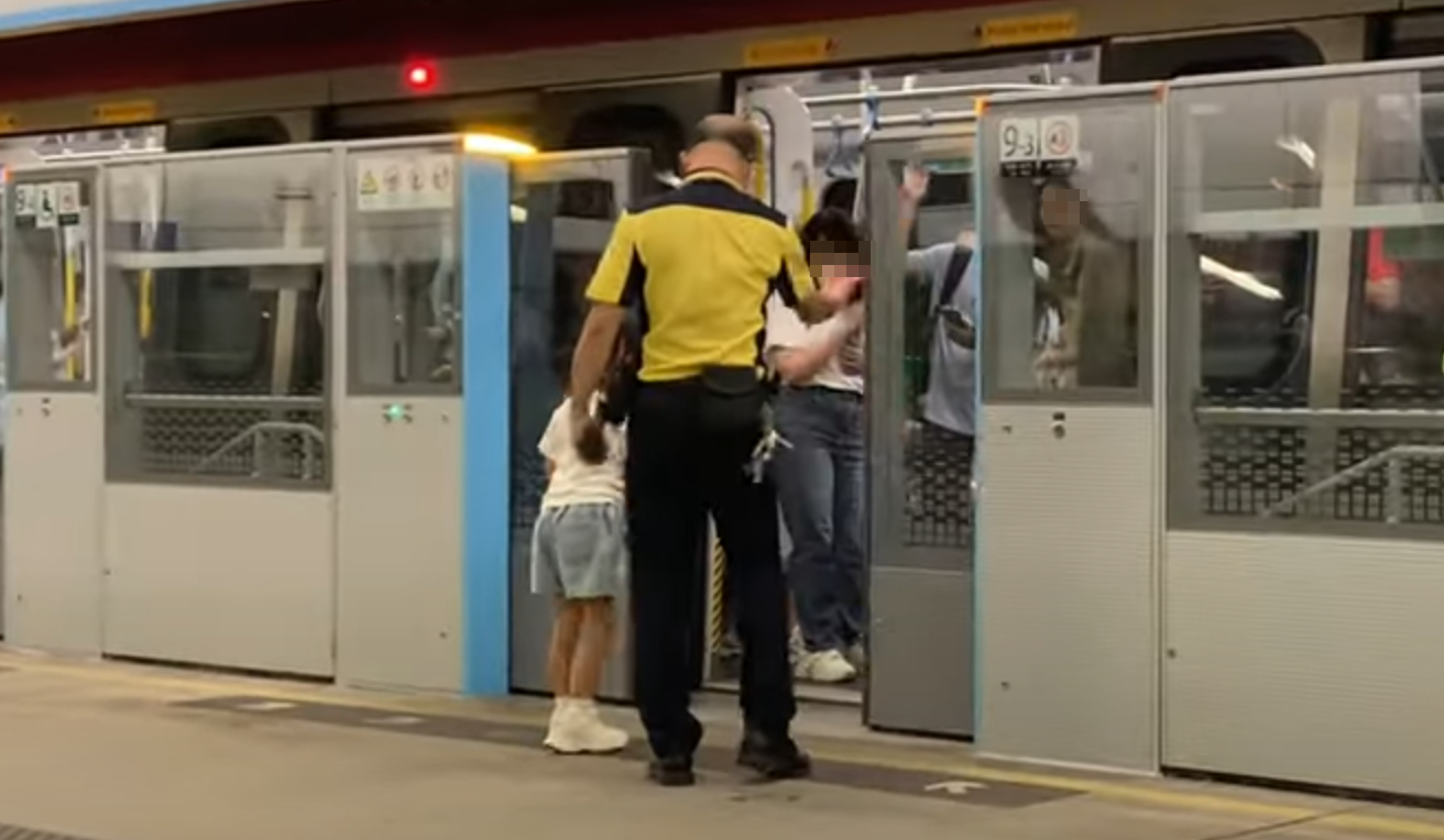母親與兒子一度以肉身圖阻擋車門,幸月台職員協助,最終女童亦進入車廂。(影片截圖)