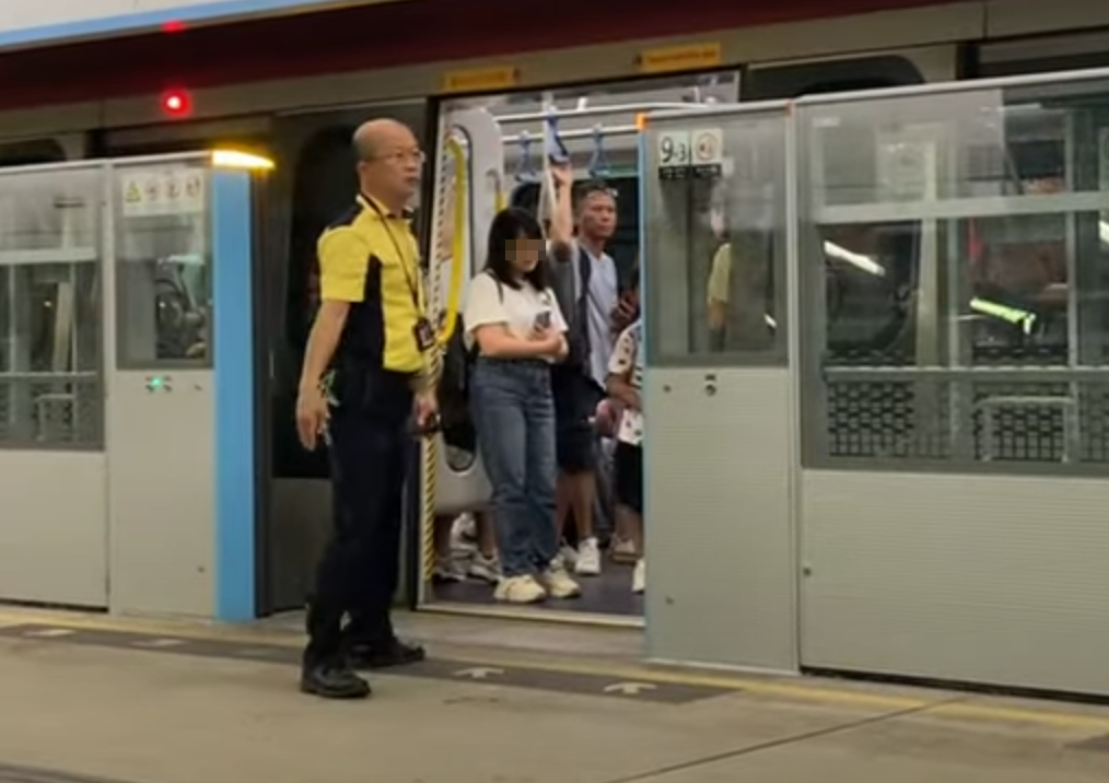 母親與兒子一度以肉身圖阻擋車門,幸月台職員協助,最終女童亦進入車廂。(影片截圖)