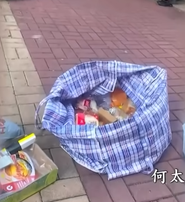 有檔販在天光墟以極平價出售鴨殼、燒豬頭、蔬菜、鮮奶、壽司、麵包、飯和微波食品等。(東張西望截圖)